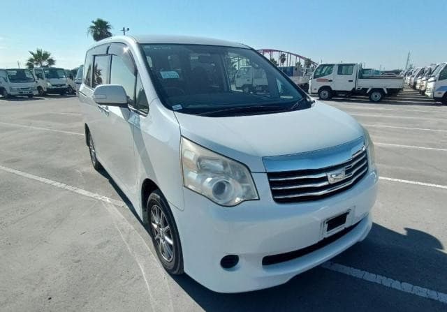 2011 TOYOTA NOAH 2.0 X